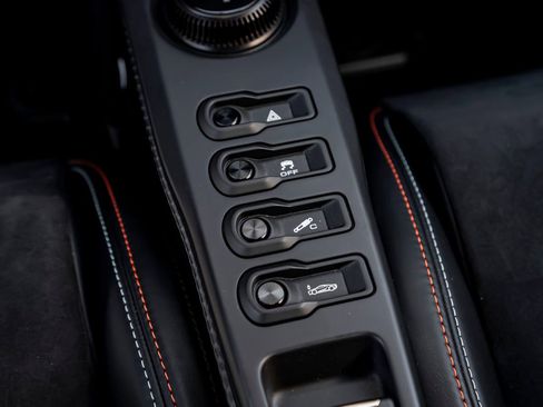 Used 2019 Ford GT RWD image 25