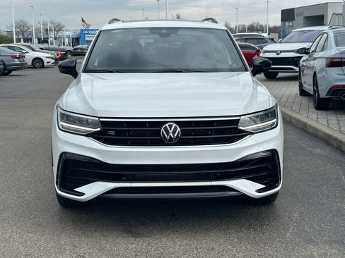 Certified 2024 Volkswagen Tiguan SE R-Line image 2