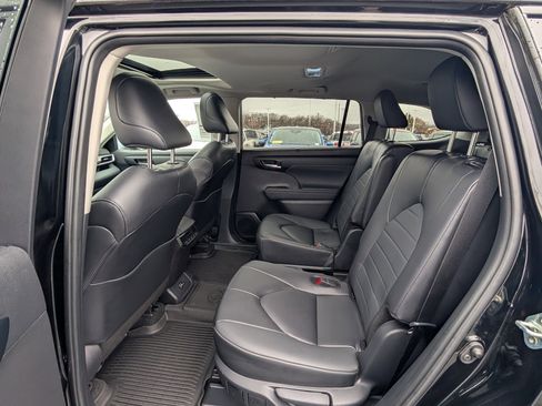 Used 2024 Toyota Highlander XLE image 15