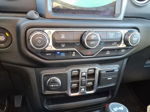 Used 2022 Jeep Wrangler Unlimited Sahara AWD/4WD image 16