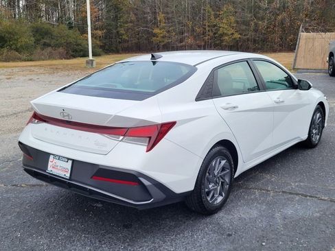 Used 2024 Hyundai Elantra SEL image 2