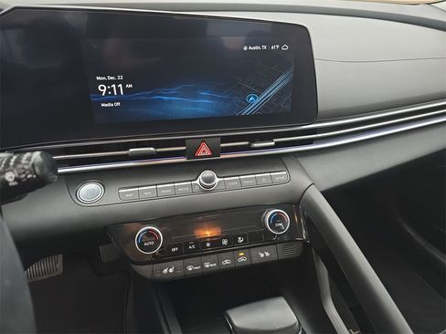 Certified 2023 Hyundai Elantra Limited image 19