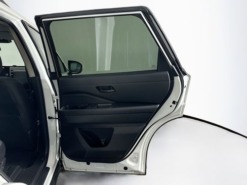 Used 2024 Nissan Pathfinder SV image 30