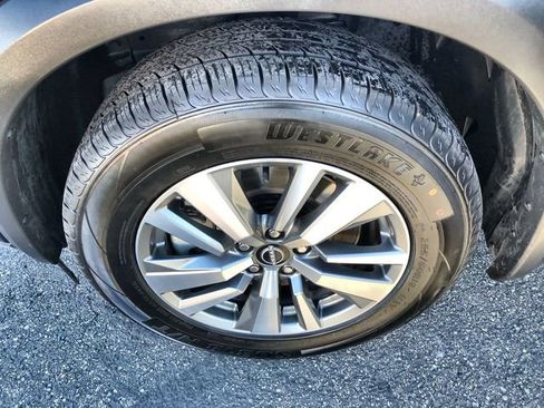 Used 2025 Nissan Pathfinder SL image 10