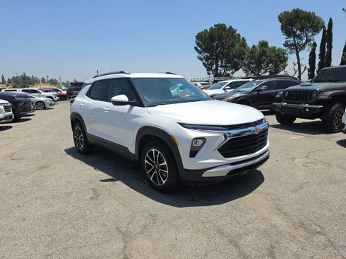 Used 2025 Chevrolet TrailBlazer LT FWD image 2