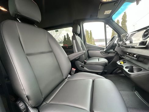 Used 2025 Mercedes-Benz Sprinter 2500 image 22