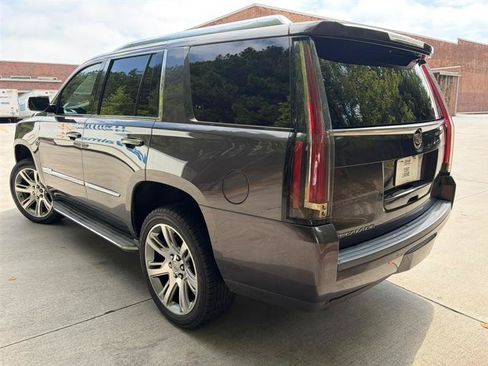 Used 2015 Cadillac Escalade Luxury RWD image 4