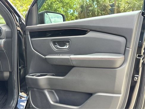 Used 2025 Honda Pilot TrailSport image 11