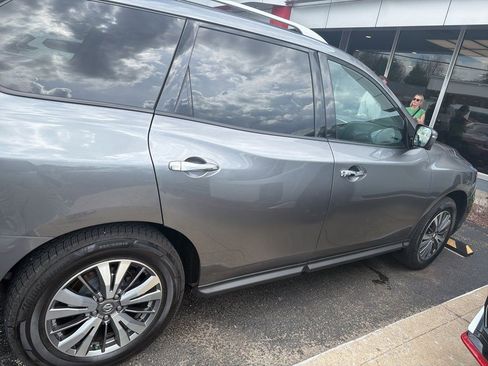 Used 2019 Nissan Pathfinder SL image 2