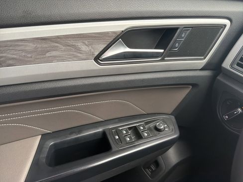 Used 2021 Volkswagen Atlas Cross Sport SE w/ Panoramic Sunroof Package image 18