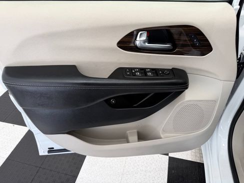 Used 2023 Chrysler Pacifica Limited FWD image 15