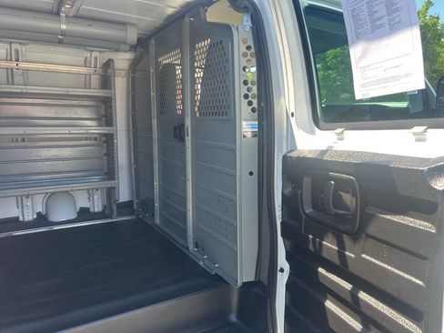 Used 2017 Chevrolet Express 2500 RWD image 22