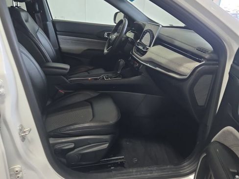 Used 2024 Jeep Compass Latitude image 11