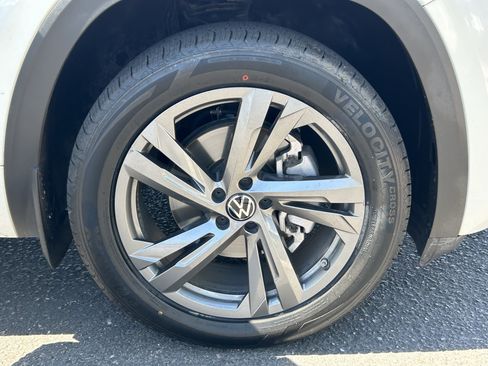 Certified 2024 Volkswagen Atlas Cross Sport SEL R-Line AWD/4WD image 7