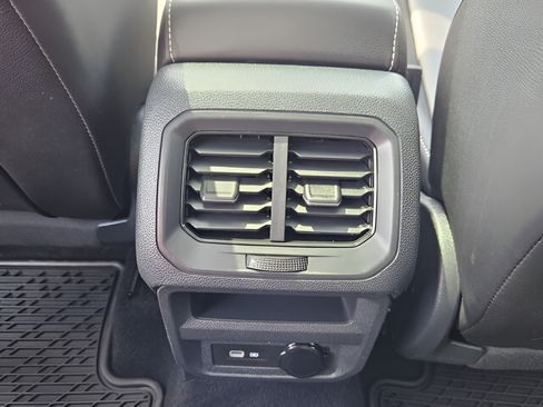Used 2023 Volkswagen Tiguan SE w/ Panoramic Sunroof Package FWD image 15