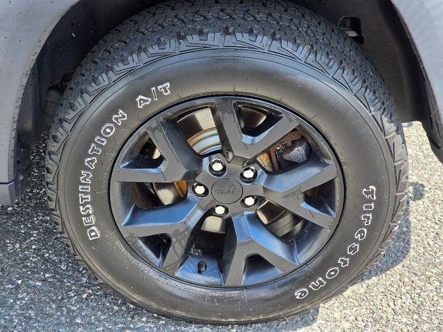 Used 2015 Jeep Cherokee Trailhawk w/ Cold Weather Group AWD/4WD image 16