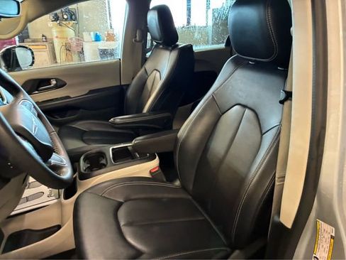 Used 2024 Chrysler Pacifica Touring-L FWD image 15