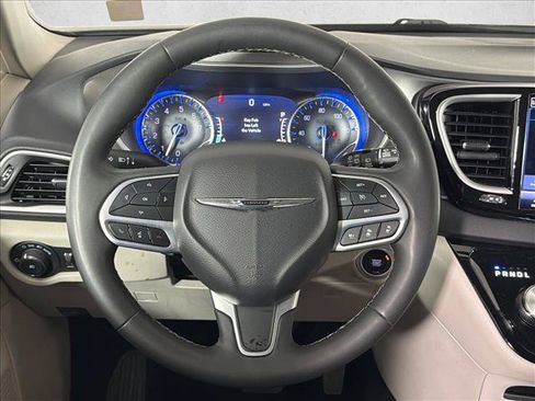 Used 2024 Chrysler Pacifica Touring-L FWD image 22