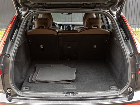 Used 2021 Volvo XC60 T5 Momentum w/ Premium Package image 27