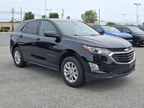 Used 2020 Chevrolet Equinox LS w/ LS Convenience Package AWD/4WD image 3