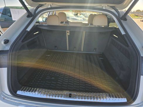 Used 2021 Audi Q8 Prestige w/ Prestige Package image 17