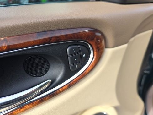 Used 2007 Jaguar XJ8 image 14