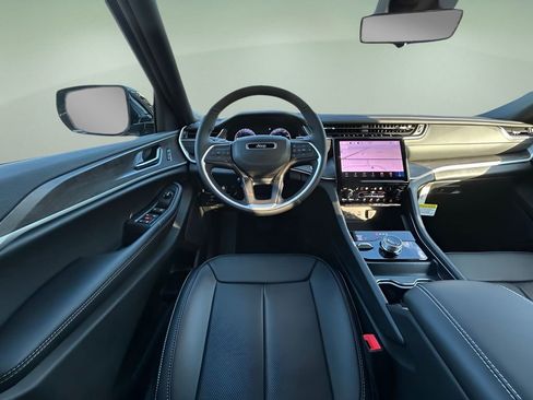 New 2025 Jeep Grand Cherokee Limited w/ Luxury Tech Group II image 15