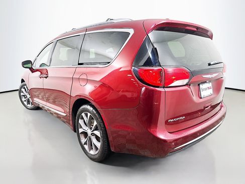 Used 2017 Chrysler Pacifica Limited w/ UConnect Theater Package FWD image 5