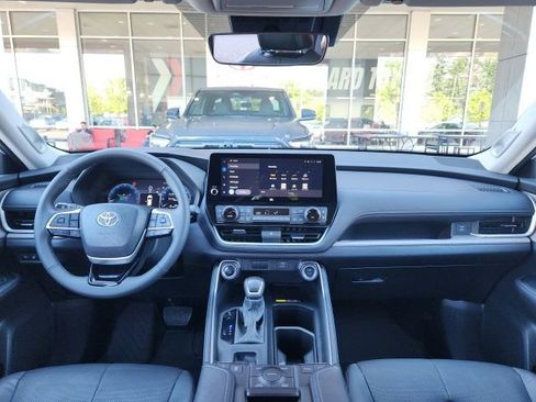 Used 2024 Toyota Grand Highlander AWD image 18