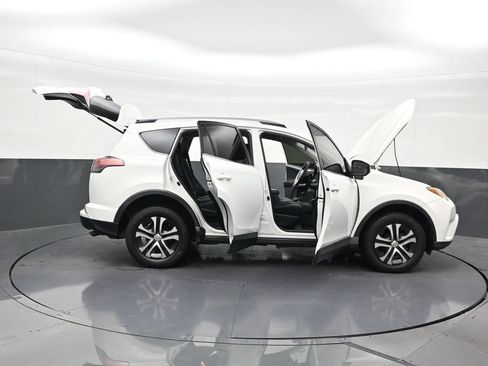 Used 2018 Toyota RAV4 LE FWD image 32