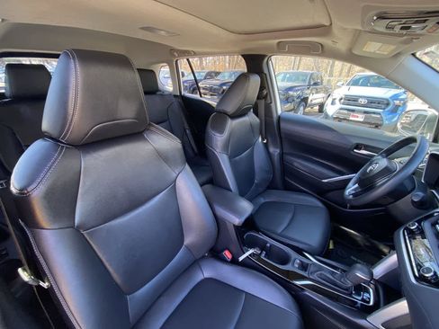 Used 2023 Toyota Corolla Cross XLE w/ Convenience Package image 30