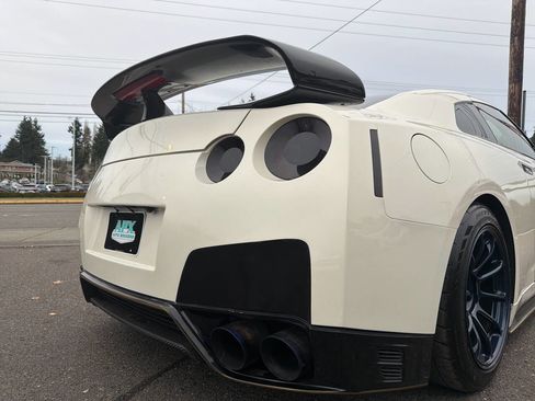 Used 2013 Nissan GT-R Premium image 11