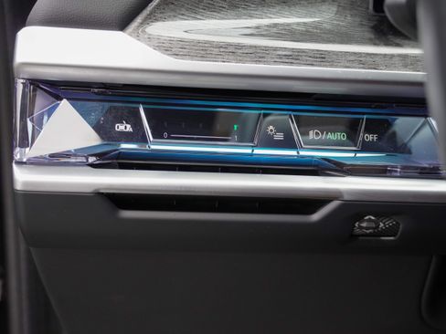 Used 2024 BMW i7 xDrive60 w/ Executive Package AWD/4WD image 17