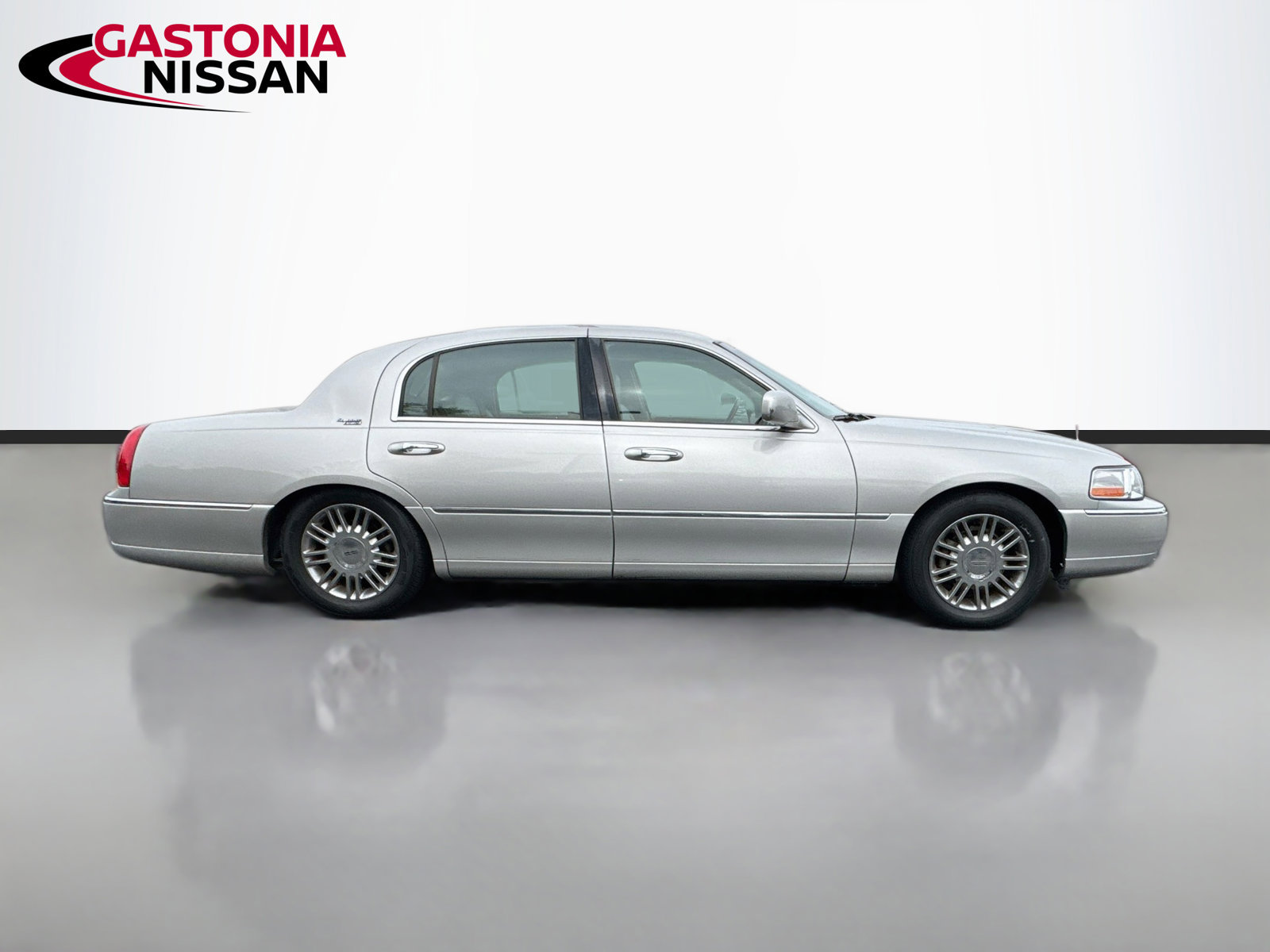 Used 2008 Lincoln Town Car Signature Limited RWD image 7