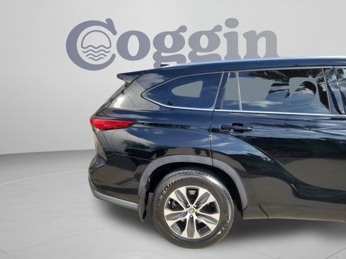 Used 2021 Toyota Highlander XLE AWD/4WD image 31