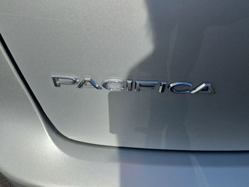 Used 2024 Chrysler Pacifica Touring-L image 10
