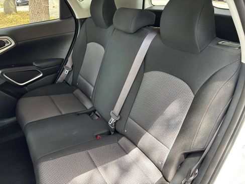 Used 2025 Kia Soul LX w/ LX Technology Package FWD image 35