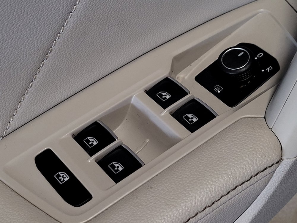 Used 2023 Volkswagen Tiguan SE w/ Panoramic Sunroof Package FWD image 27
