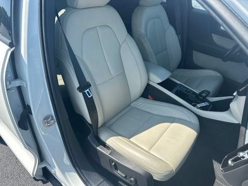 Used 2022 Volvo XC40 T4 Momentum FWD image 21