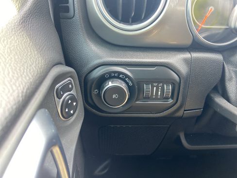 Used 2020 Jeep Wrangler Unlimited Sahara image 13