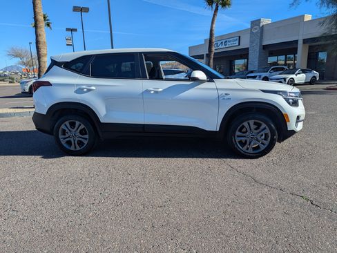 Certified 2023 Kia Seltos LX image 2