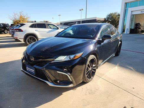 Used 2022 Toyota Camry XSE image 3