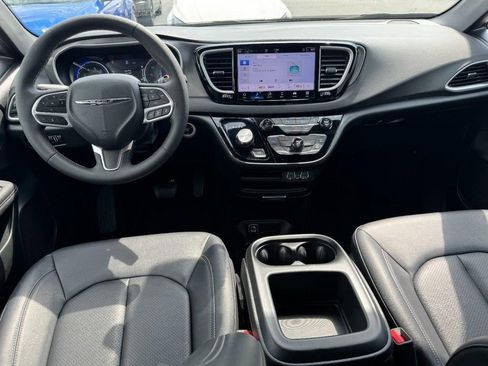 Used 2025 Chrysler Pacifica Select FWD image 11