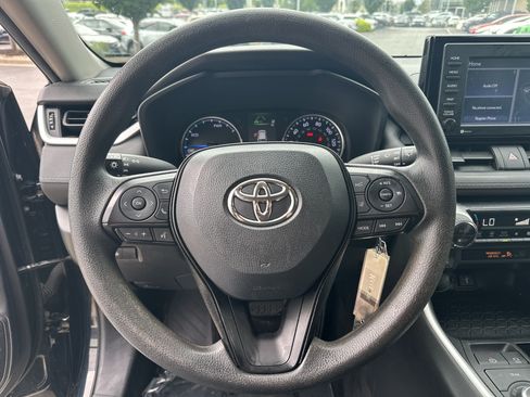 Used 2021 Toyota RAV4 LE AWD/4WD image 22