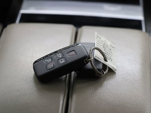 Used 2018 Land Rover Range Rover Velar S AWD/4WD image 19