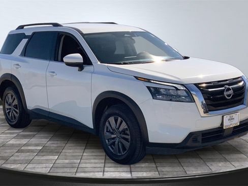 Used 2025 Nissan Pathfinder SV image 3