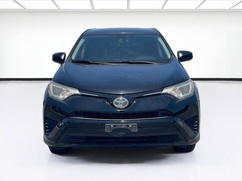 Used 2018 Toyota RAV4 LE FWD image 2