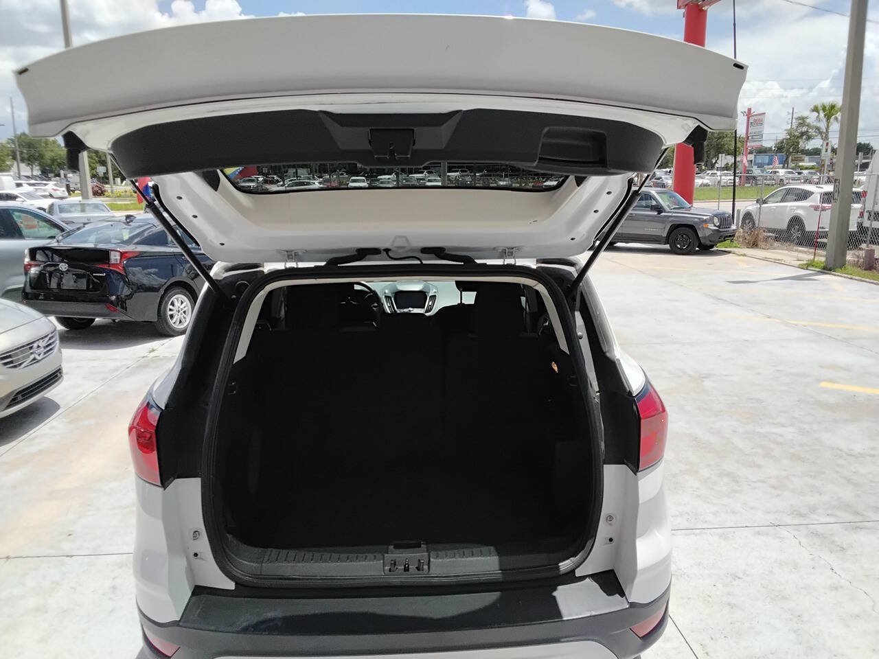 Used 2019 Ford Escape SE FWD image 3