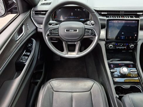 Used 2023 Jeep Grand Cherokee Overland AWD/4WD image 12