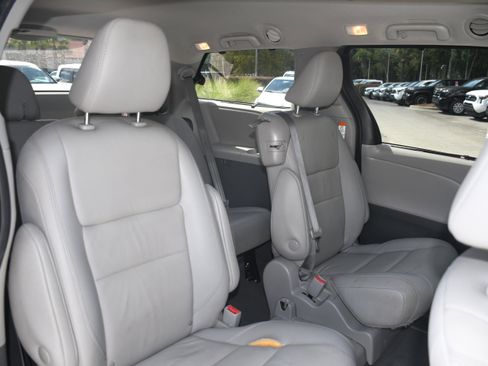 Used 2020 Toyota Sienna XLE image 19